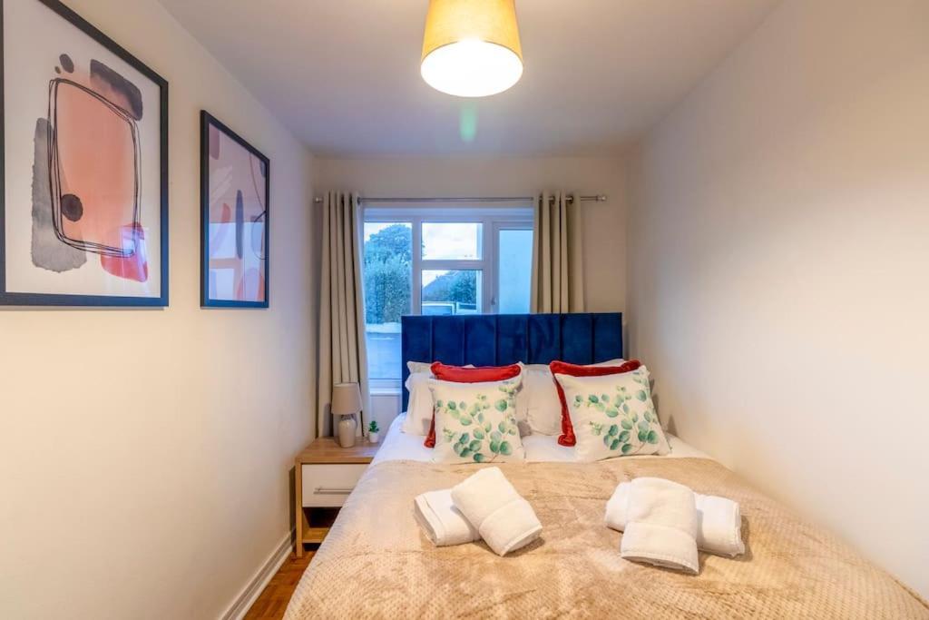 Beautiful Sea View 2 Bedroom Sleeps 6-Free Parking บอร์นมัธ ภายนอก รูปภาพ