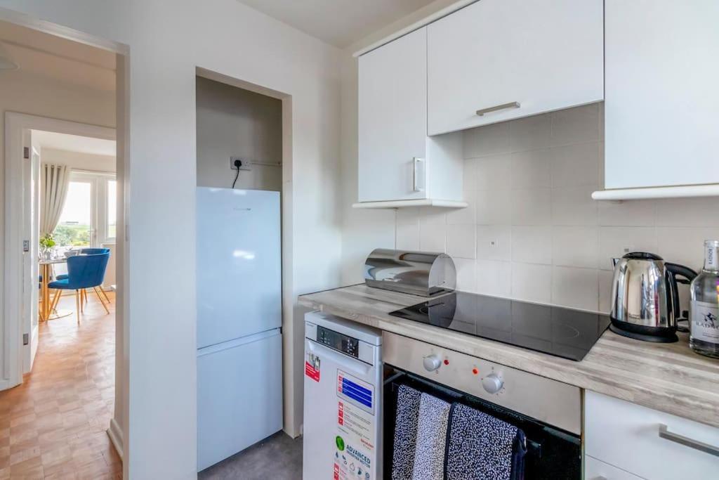 Beautiful Sea View 2 Bedroom Sleeps 6-Free Parking บอร์นมัธ ภายนอก รูปภาพ