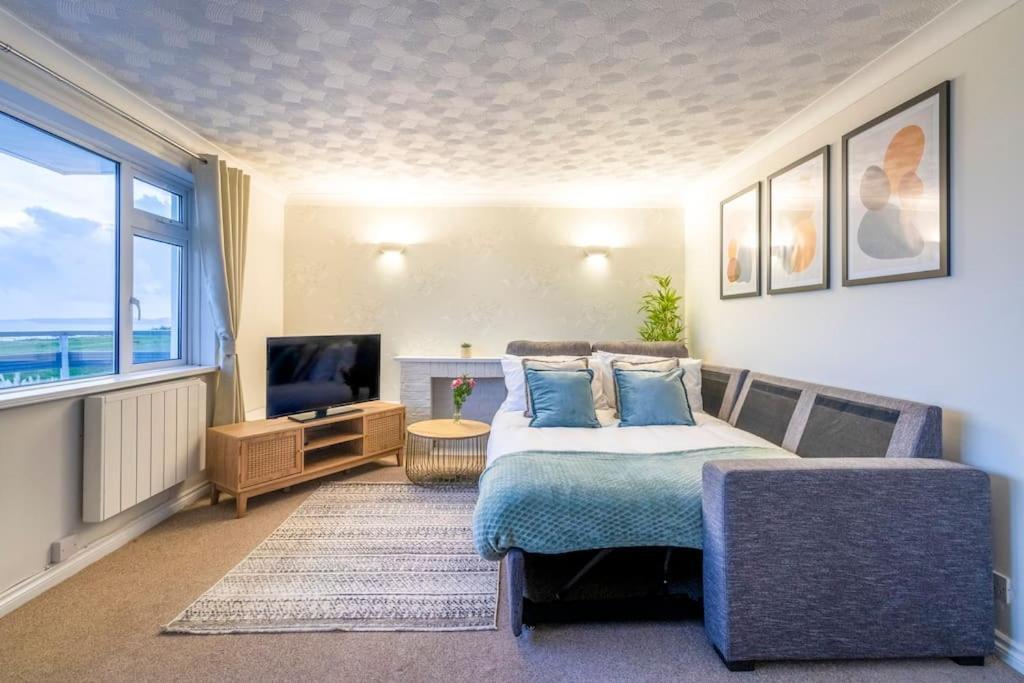 Beautiful Sea View 2 Bedroom Sleeps 6-Free Parking บอร์นมัธ ภายนอก รูปภาพ